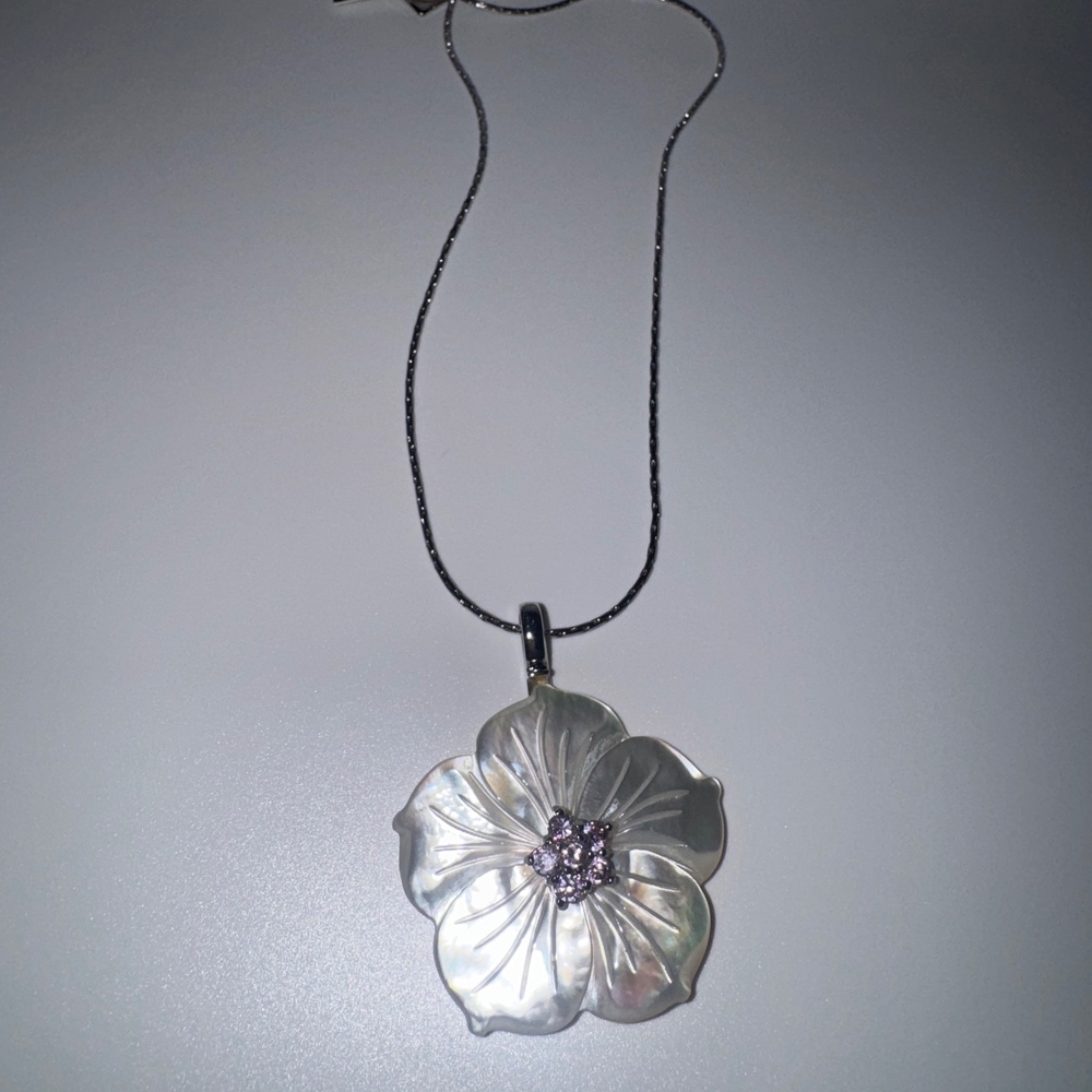 Vintage Cookie Lee Island Blossom Carved Mother of Pearl Flower Pendant Necklace